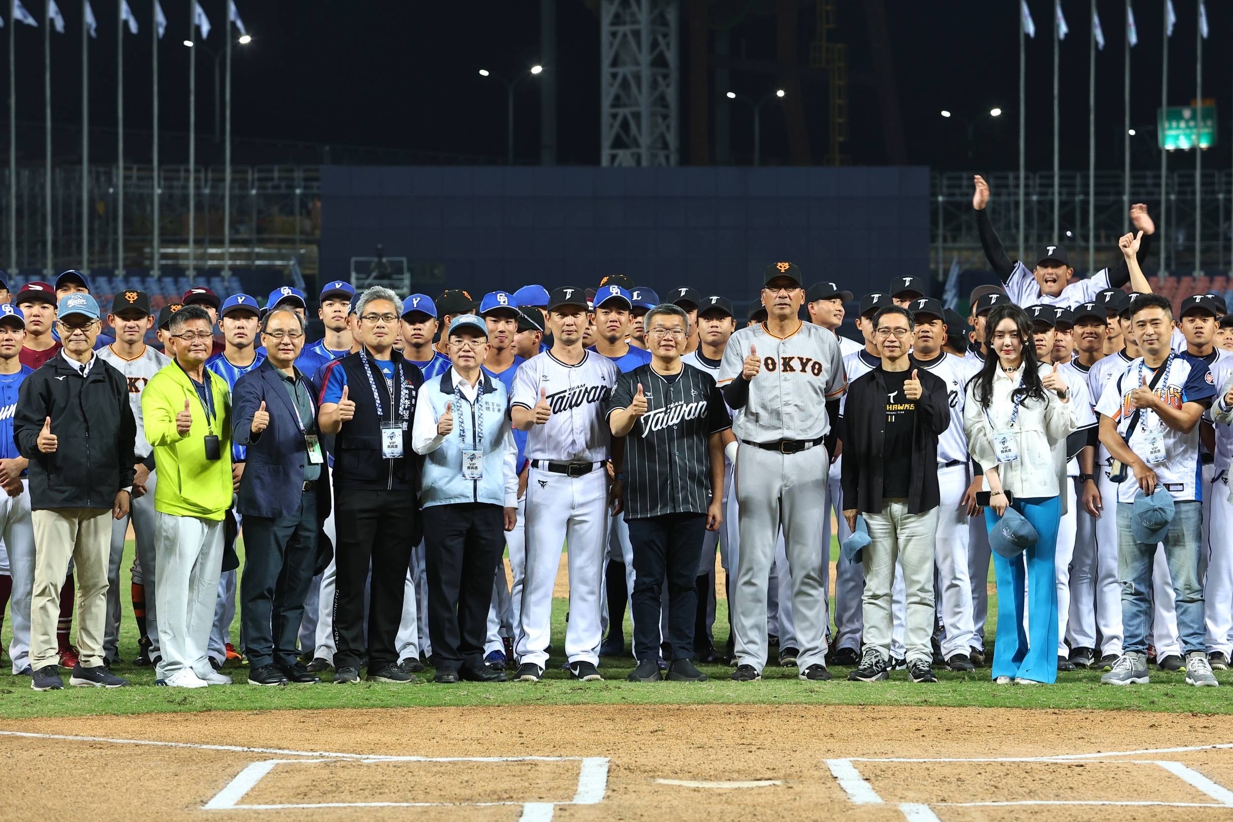 (圖)Sports Administration Chief Secretary Lu Chung-jen attended the opening ceremony of the 2023 Asian Winter Baseball League and welcomed the three Japanese teams that came to Taiwan to compete.